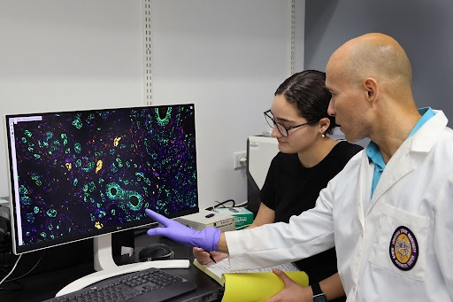 Jovanny Zabaleta with a student in the lab.