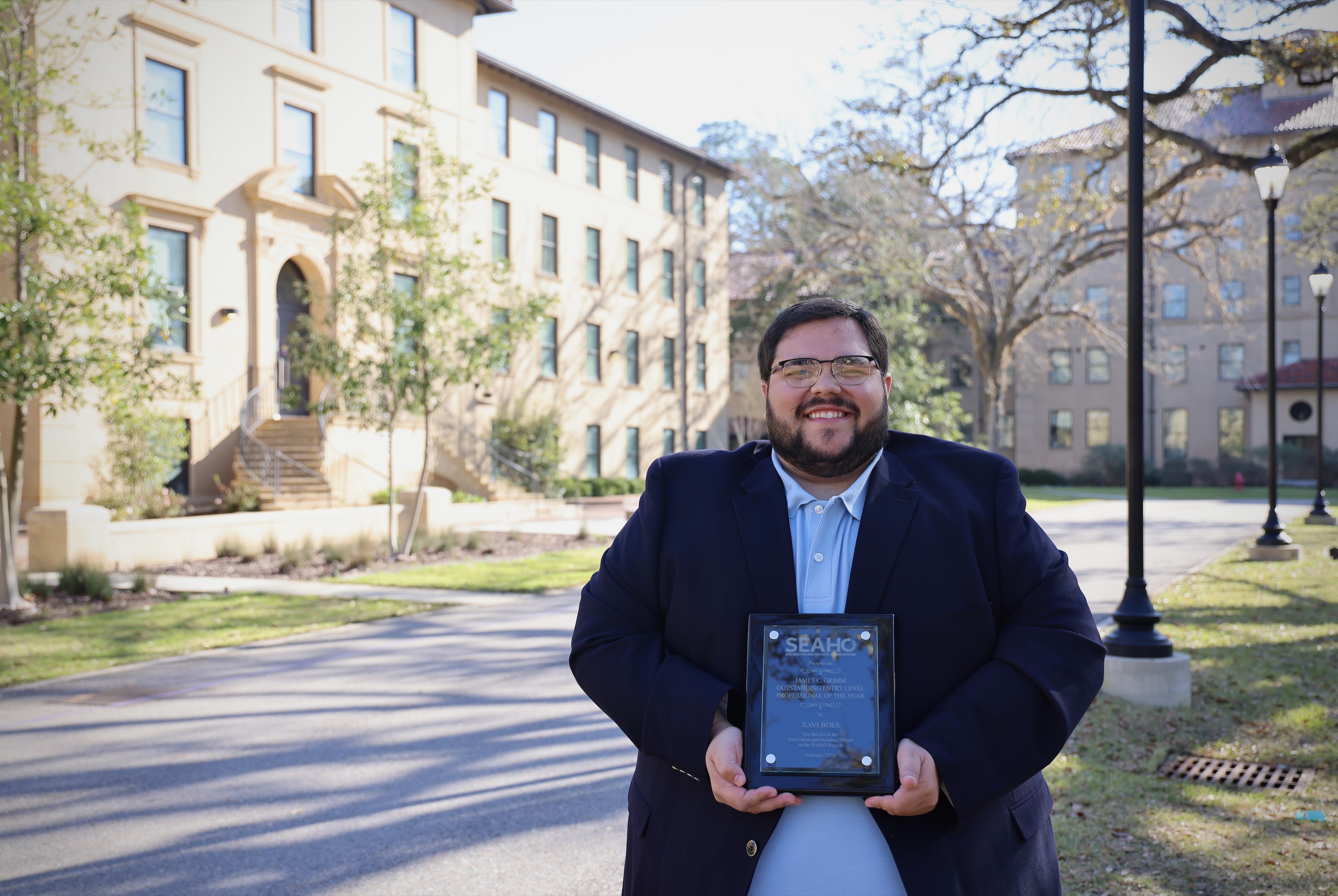 Xavi Boes Posing With Award